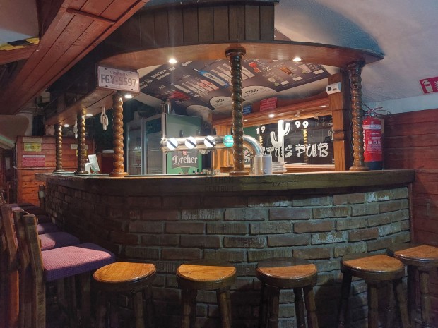 Kiad� kereskedelmi vend�gl�t�egys�g