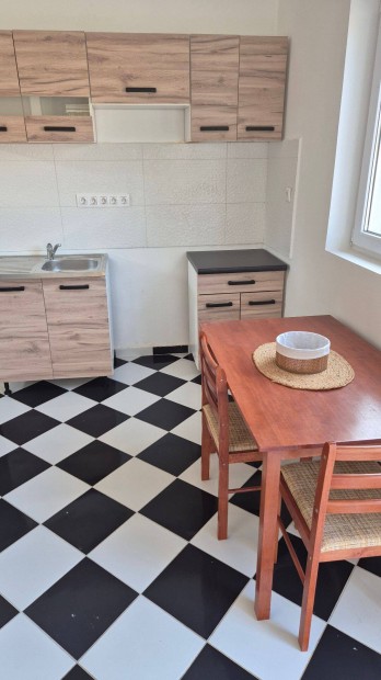 Kiad� kertes h�z Abony