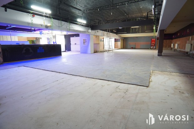 Kiad� k�zel 1000m2-es �zlethelys�g a Belv�rosban!