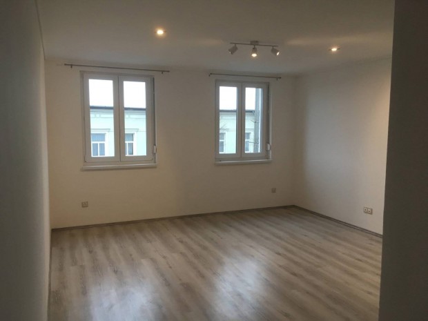 Kiad� lak�s Asz�d