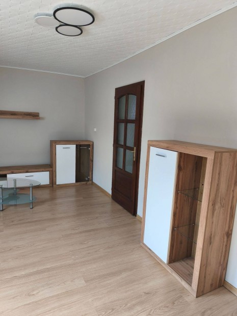 Kiad� lak�s Egerben