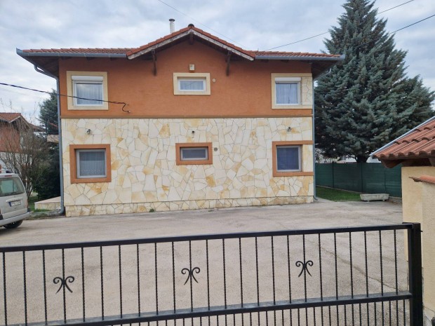 Kiad� lak�s �rd Post�stelepen