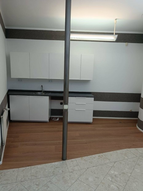 Kiad� lak�s Esztergomban