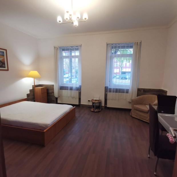 Kiad� lak�s Kispesten