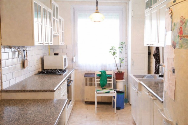 Kiad� lak�s Mez�k�vesden csendes, k�zponti elhelyezked�ssel