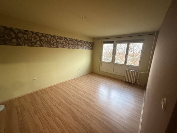 Kiad� lak�s Pakson