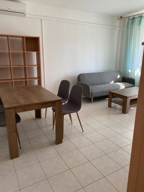 Kiad� lak�s Pakson a Wigner Jen� utc�ban