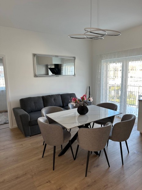 Kiad� lak�s Si�fok