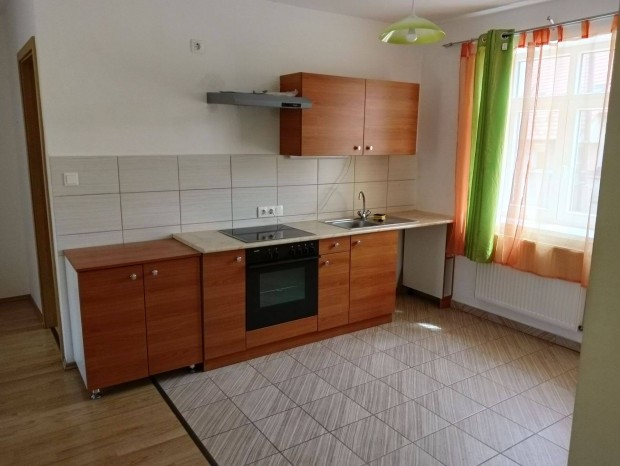 Kiad� lak�s Sopron