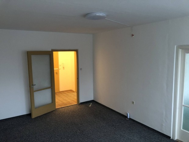 Kiad� lak�s Szeksz�rdon