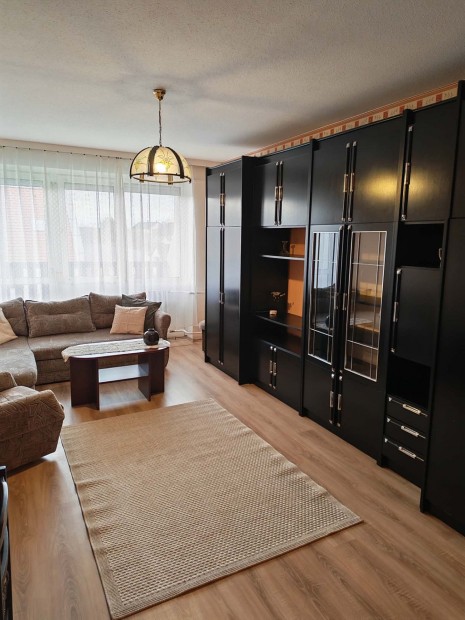 Kiad� lak�s Tat�n!