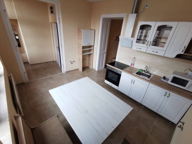 Kiad� lak�s Tat�n az Ady Endre utc�n