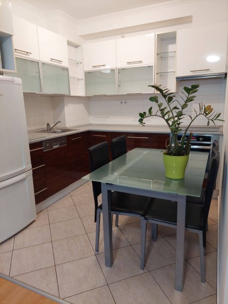 Kiad� lak�s �jpest-V�roskapun�l