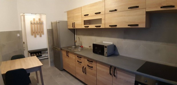 Kiad� lak�s �jpesten