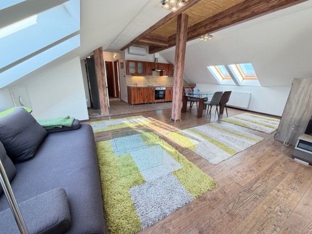 Kiad� lak�s, Gy�r�jbar�t