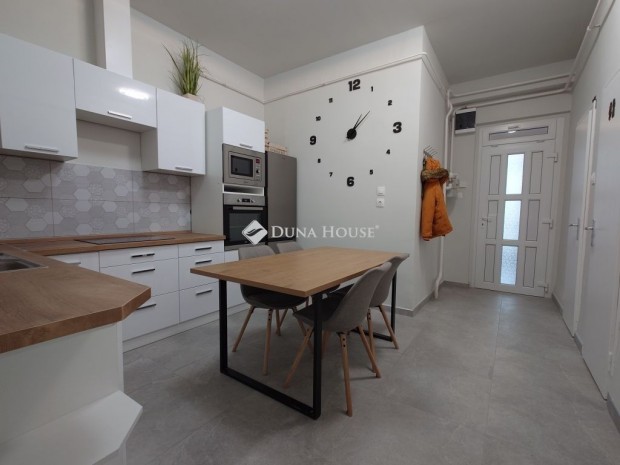 Kiad� lak�s, Kecskem�t