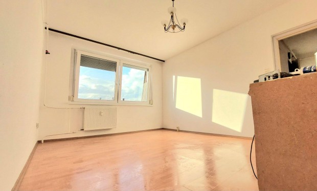 Kiad� lak�s, Tata �v�ros