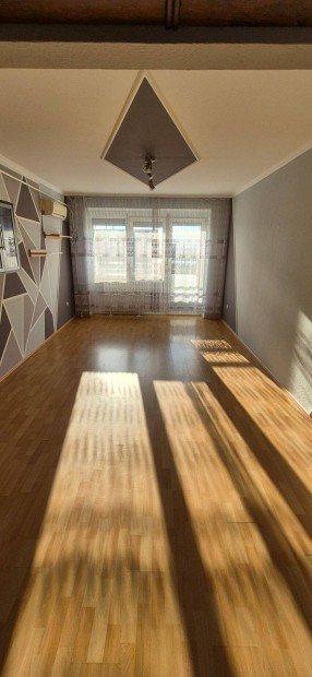 Kiad� lak�s - 2 szoba hallos, erk�lyes, t�ra n�z�, belv�rosk�zeli