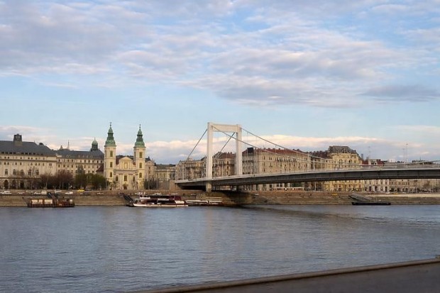 Kiad� lak�s - Budapest I. ker�let, Tab�n