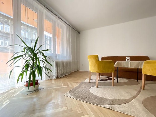 Kiad� lak�s - Budapest VIII. ker�let, Harminckettesek tere