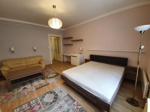 Kiad� lak�s - Budapest VII. ker�let, Dob utca