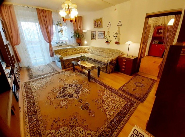 Kiad� lak�s a 13. ker�let Tomori utc�ban, k�zel a Duna Pl�z�hoz