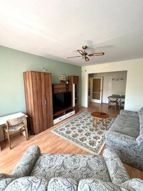 Kiad� lak�s a Bar�ts�g utc�ban