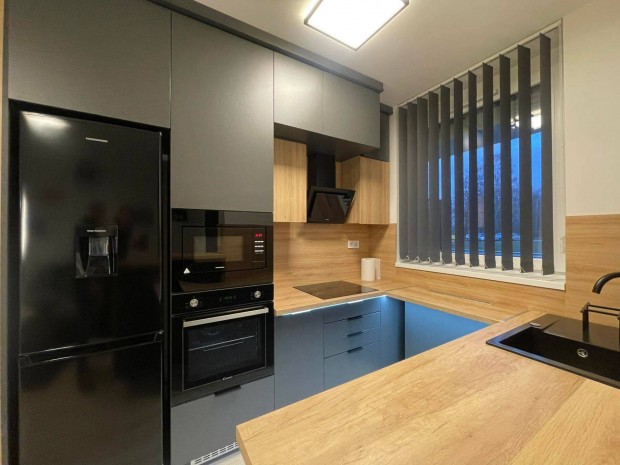 Kiad� lak�s a Damjanich lak�parkban Ny�regyh�z�n