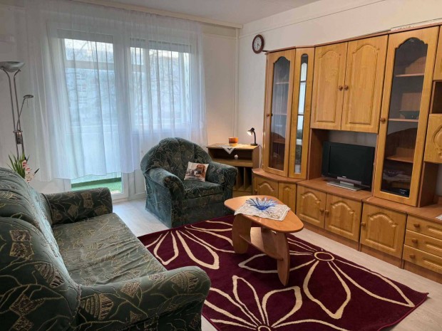 Kiad� lak�s a Derkovits t�ren