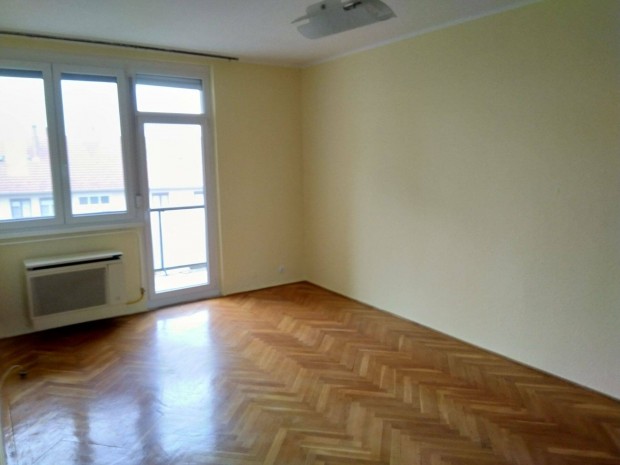 Kiad� lak�s a K�roly R�bert utc�ban