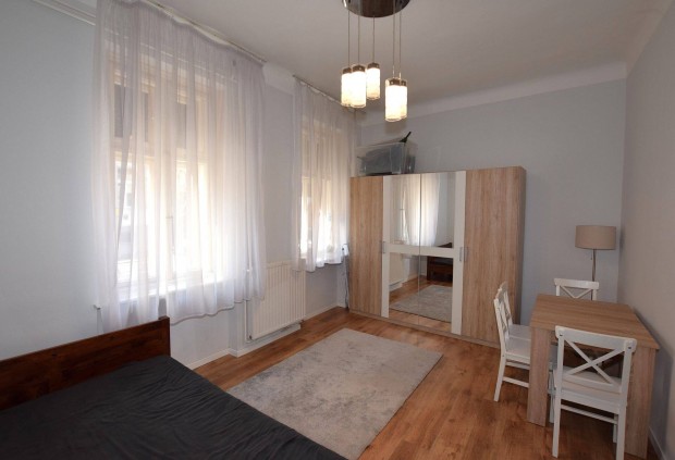 Kiad� lak�s a K�gy� utc�ban!