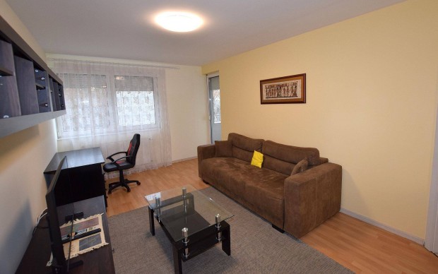 Kiad� lak�s a Nagy Lajos kir�ly t�ren!