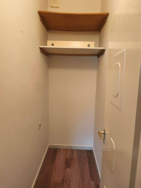 Kiad� lak�s a XVIII. Ker�let kertv�rosi r�sz�n