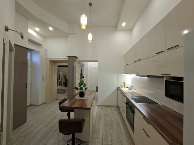 Kiad� lak�s a belv�rosban, f�ldszinti, aut�be�ll�si lehet�s�ggel