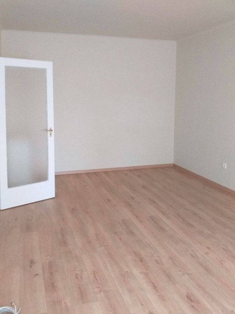 Kiad� lak�s az �szaki k�r�ton