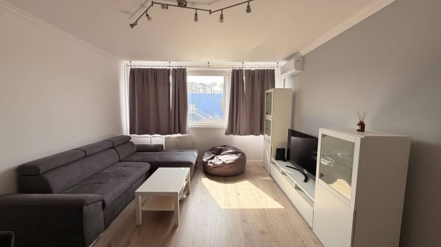 Kiad� lak�s az �rs Vez�r ter�n�l!