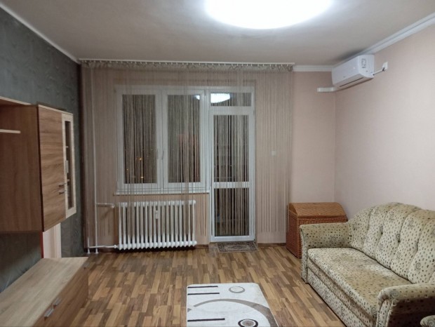 Kiad� lak�s az egyetem k�zel�ben 