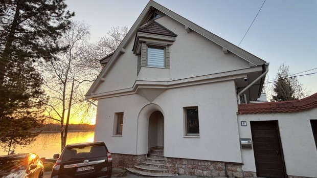 Kiad� lak�s k�zvetlen a t�parti s�t�nyon Tata v�rosk�zpontj�ban