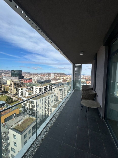 Kiad� luxuslak�s a Budaparton, 15. emeleten, elk�peszt� panor�m�val!