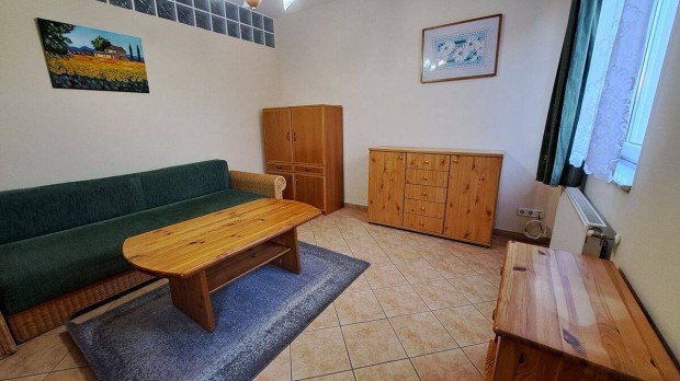 Kiad� m�sf�l szob�s lak�s �jpest k�zpontban, K�rolyi I. utc�ban