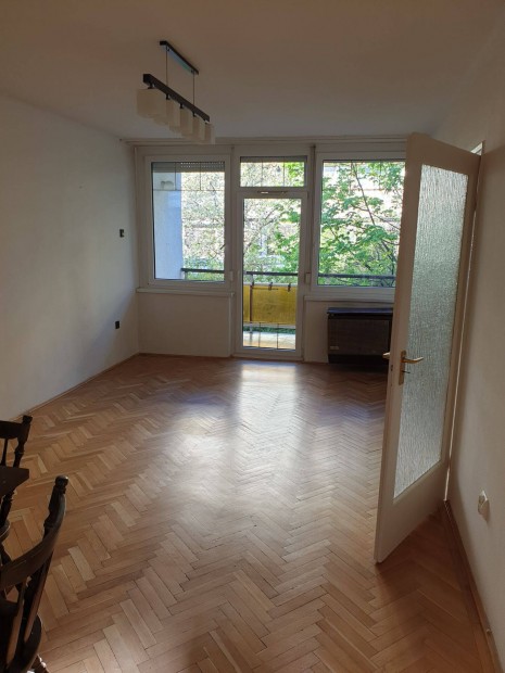 Kiad� napf�nyes, erk�lyes lak�s a XII. ker�let z�ld, csendes r�sz�n