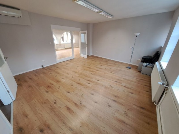 Kiad� napf�nyes t�gas iroda