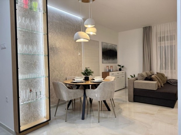 Kiad� nappali + 1 h�l�s lak�s a Z�g� utc�n