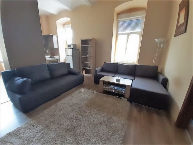 Kiad� nappali + 2 h�l�s lak�s az orvosit�l 5 percre.