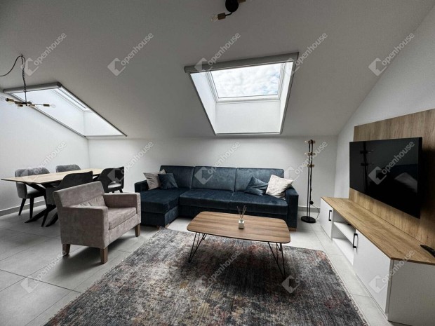 Kiad� n�v�s nagypolg�ri st�lus� lak�sok.