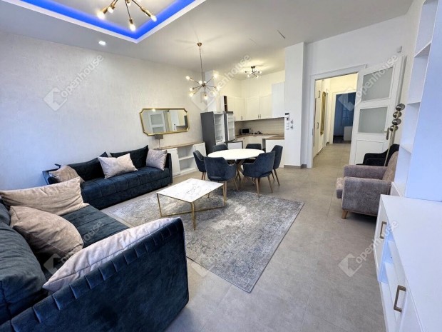 Kiad� n�v�s nagypolg�ri st�lus� lak�sok.