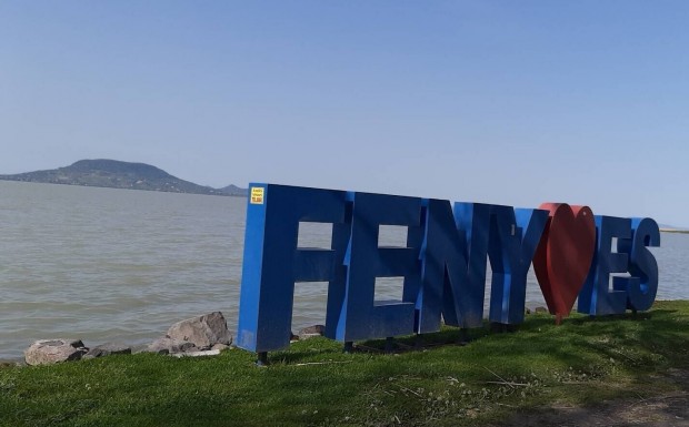 Kiad nyaral Balatonfenyvesen - 100 m-re a kzponti szabadstrandtl!