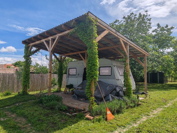 Kiad� nyaral�telek