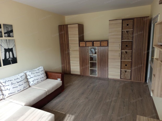 Kiadó panellakás, Szolnok