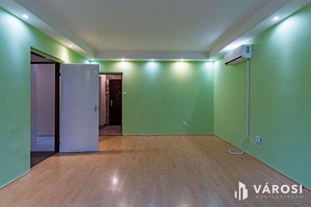 Kiad� panellak�s a Nagy Lajos kir�ly �tj�n